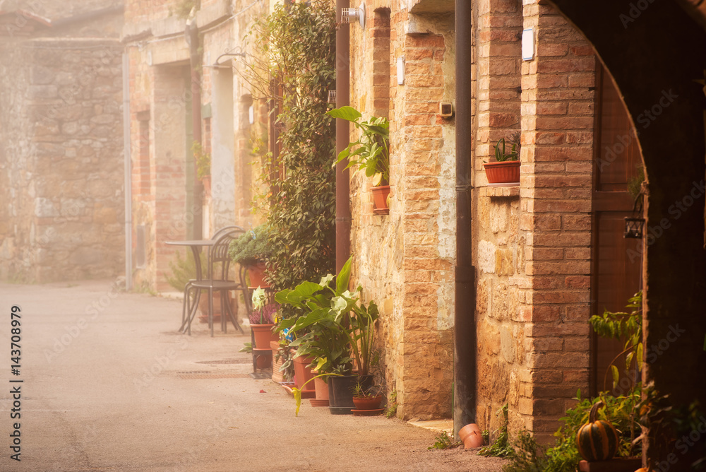 Fototapeta Pusta ulica mały Tuscany San Quirico d'Orcia w ranek mgle, romantycznego podróż rocznika modnisia Italy europejski tło