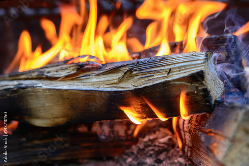 Feuer brennt mit Holz, Flammen