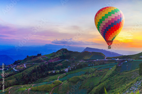 Fényképezés Hot air balloon on beautiful mountain
