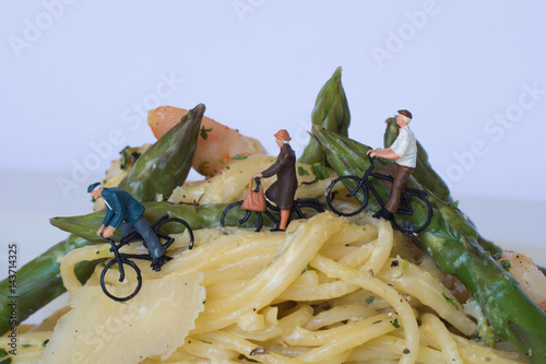 Obraz na płótnie Radtour durch die Spargelpasta w salonie