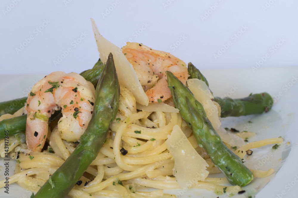 Spaghetti mit grünem Spargel, Shrimps und Parmesanspänen