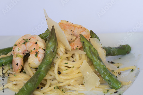Obraz na płótnie Spaghetti mit grünem Spargel, Shrimps und Parmesanspänen w salonie