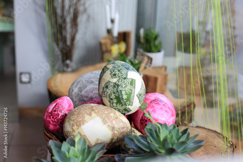 Durze kolorowe jajka Wielkanocne w kwiaciarni.