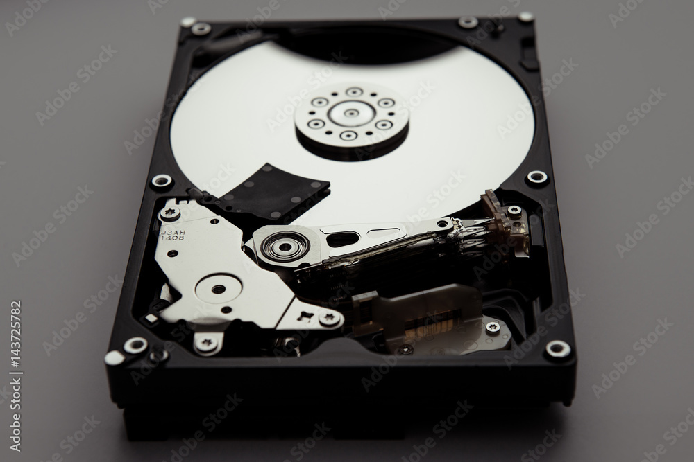 Obraz premium zdemontowany dysk twardy z komputera