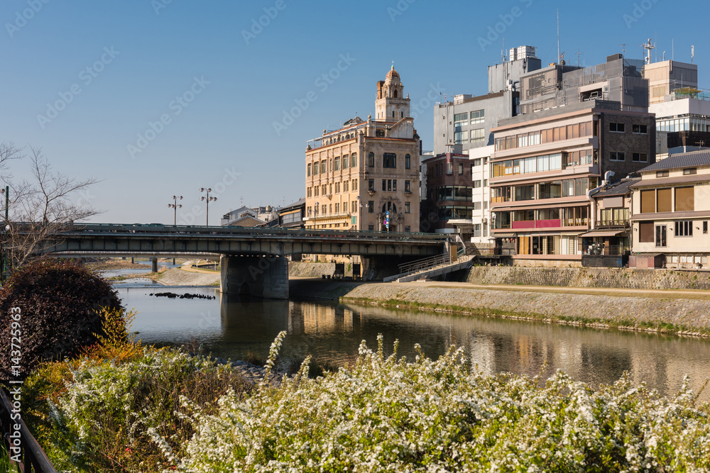 Naklejka premium Kamo river view - Kyoto Japan - Shijo bridge
