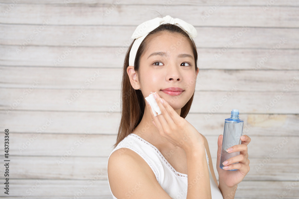 スキンケアをする女性 スキンケアをする女性