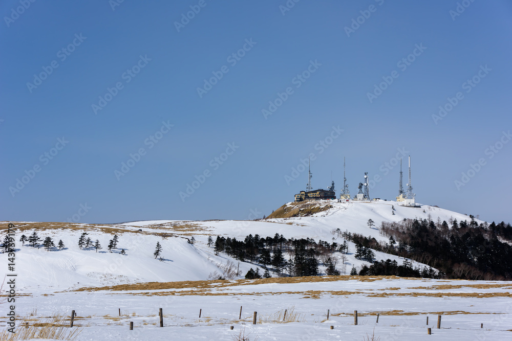 冬の美ヶ原高原の電波塔