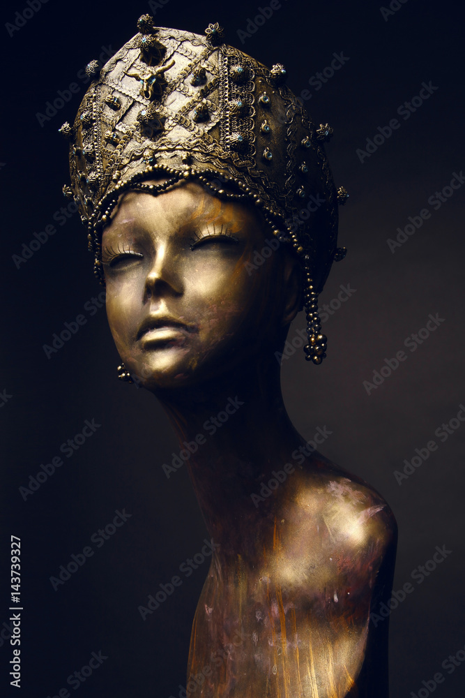 Statue with head decoration Statue with head decoration