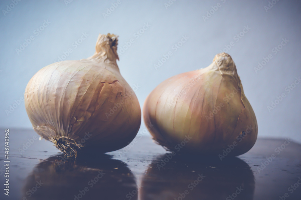 Fototapeta premium onions on wooden table