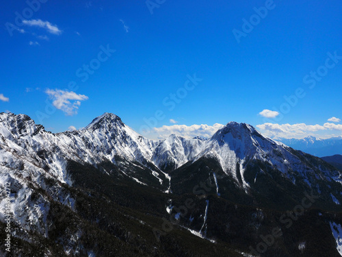 雪山の赤岳と阿弥陀岳