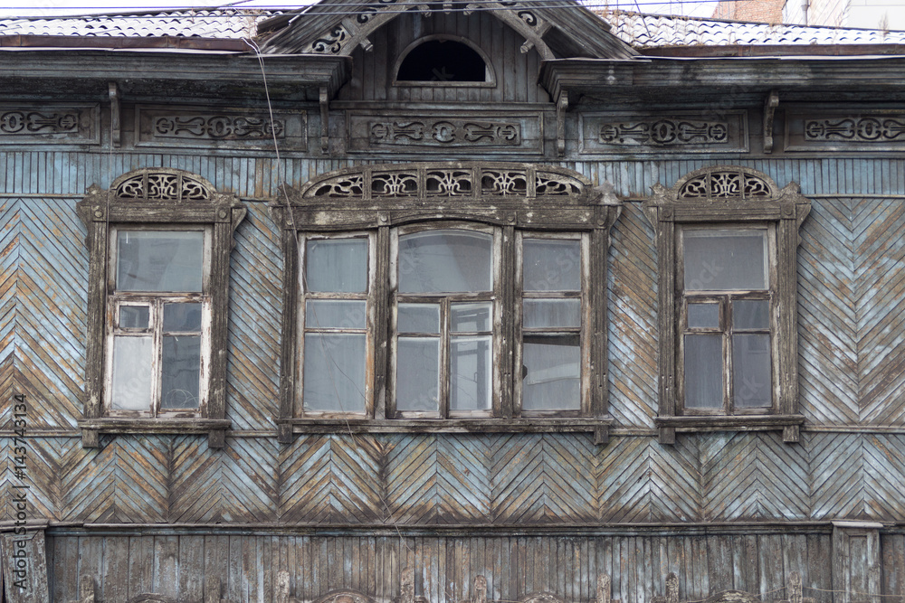 Obraz premium Windows of the old evicted house