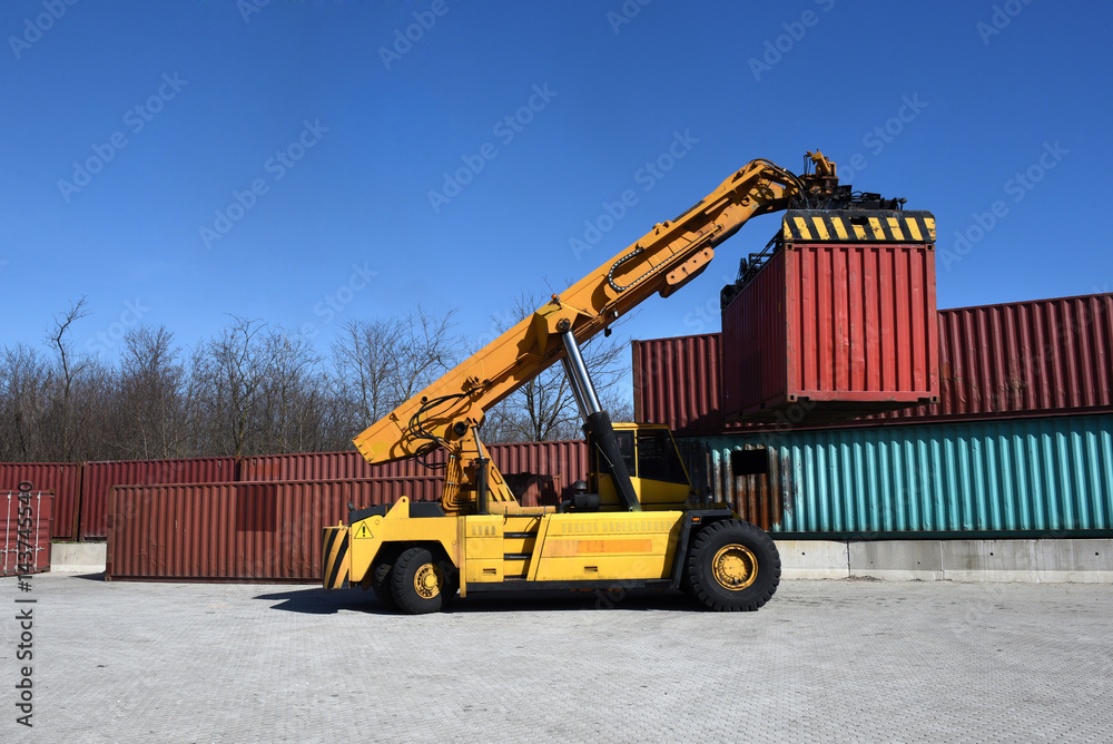Container handling vehicle in action