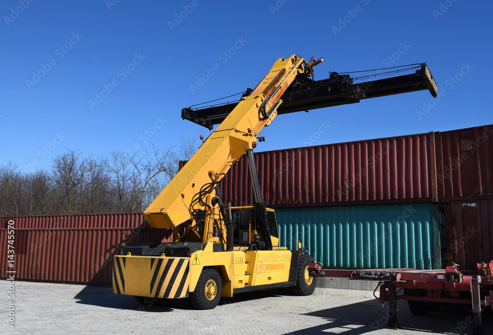 Container handling vehicle Container handling vehicle
