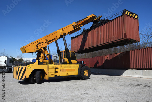 Quadro em tela Container handling vehicle maneuvering with load