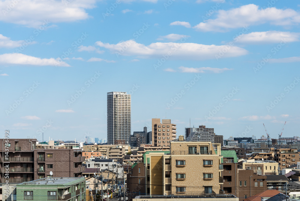 Fototapeta premium 青空と調布市の都市風景