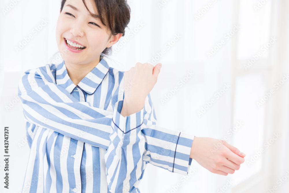 パジャマを着た女性 パジャマを着た女性