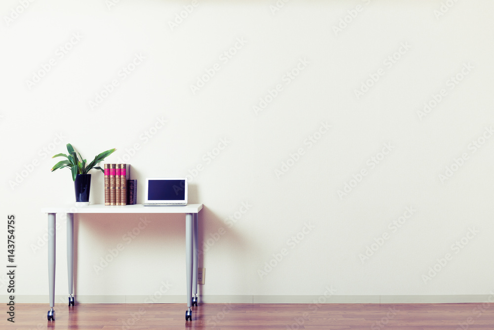 Naklejka premium 広い部屋と机,コピースペース