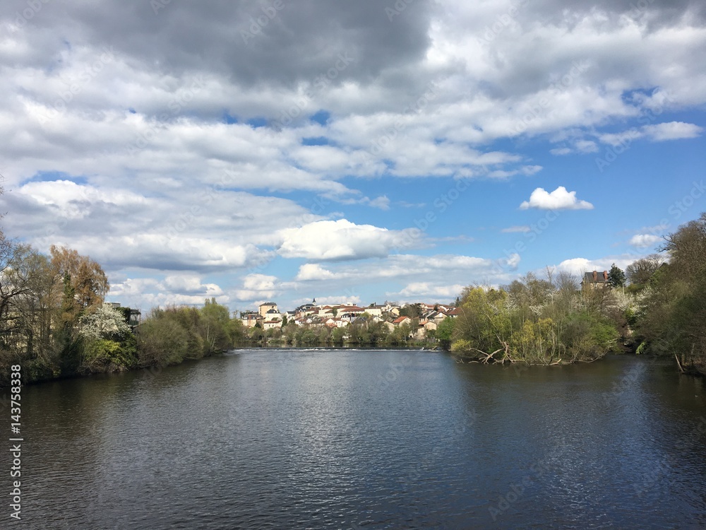 Au bord de la rivière