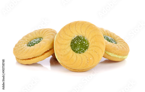 Fotografi cookies with fruit jam isolated on white background