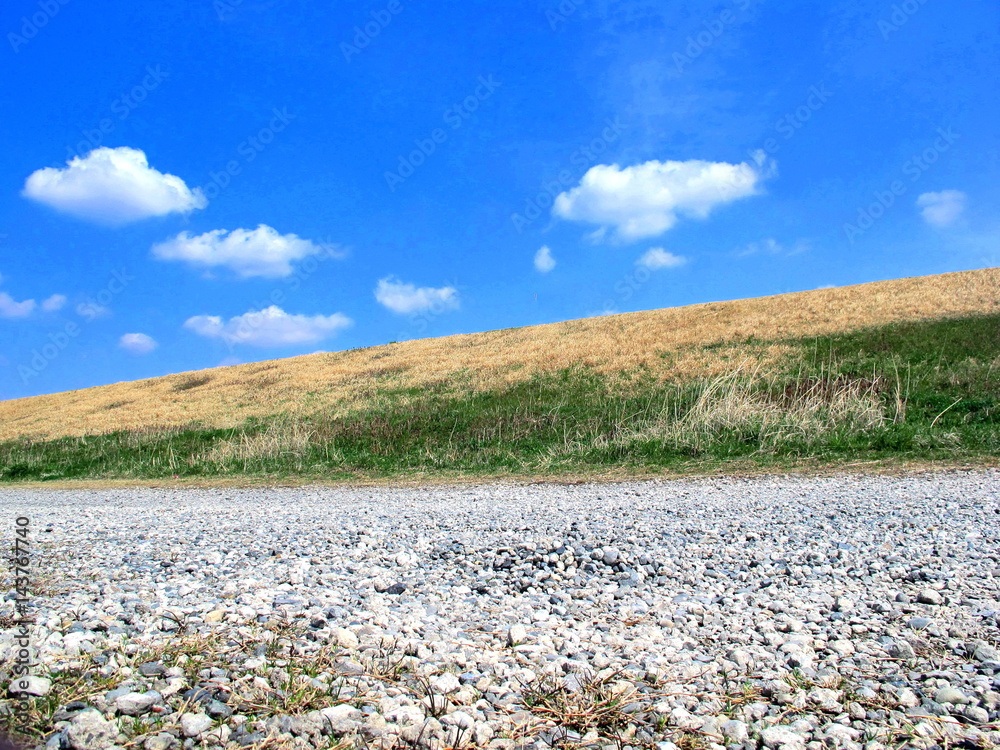 河川敷の砂利道と土手 Stock 写真 Adobe Stock