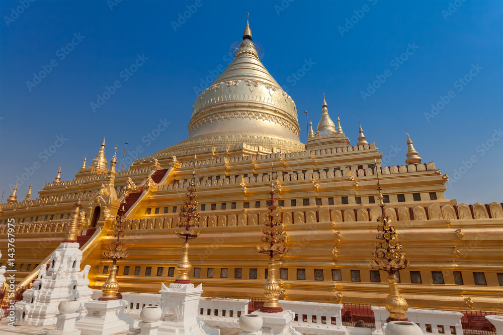 Shwe zi gon pagoda or Paya Temple in Nyaung-U Bagan, Myanmam, Burma