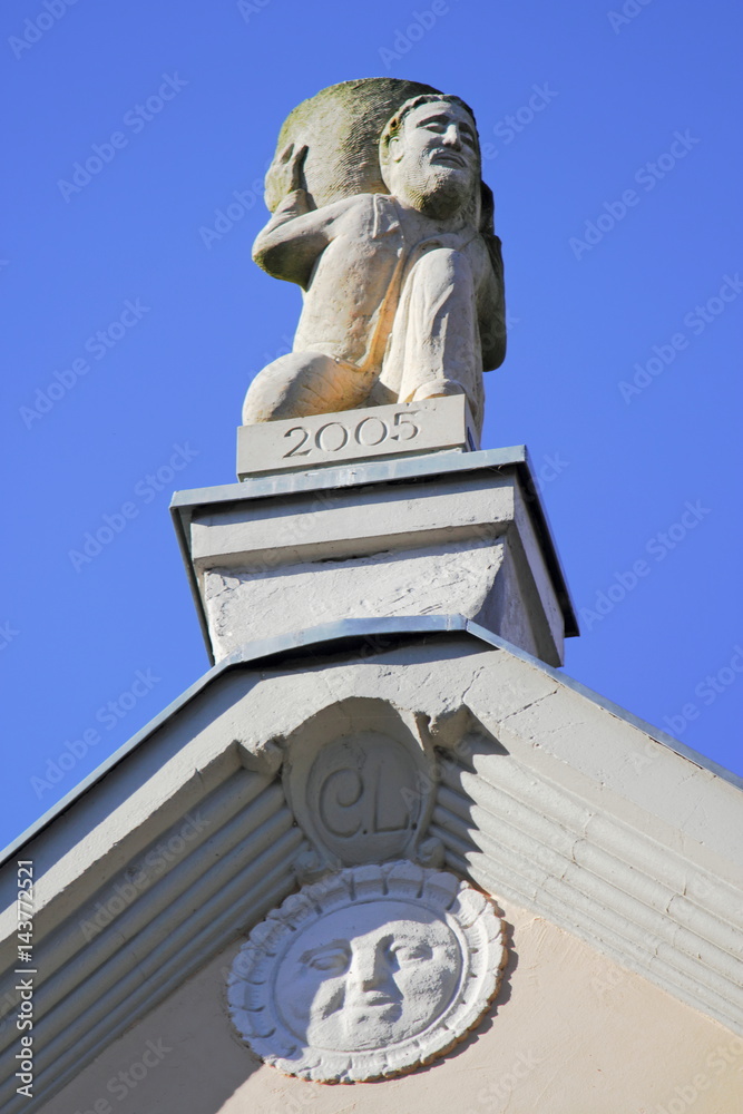 Obraz premium Strausberg, Hausgiebel mit Figur