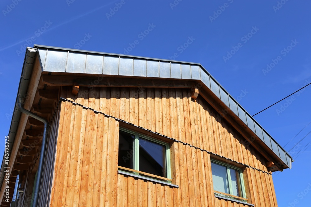 Fassade eines neuen und modernen Holzhauses