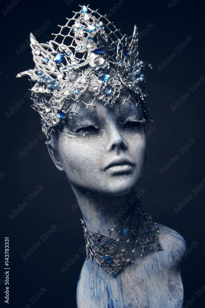 Mannequin in creative silver crown