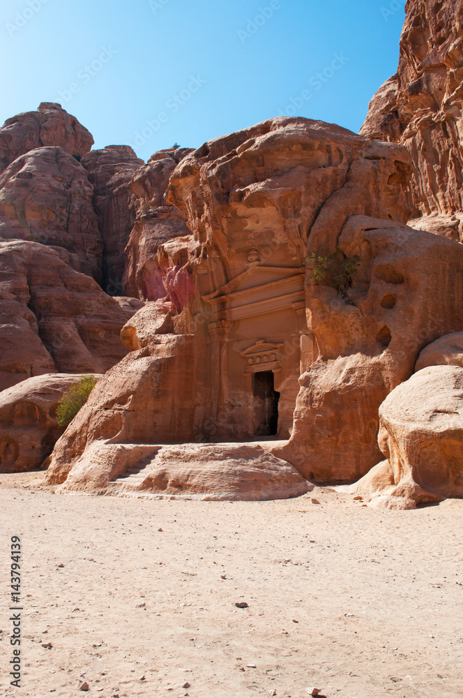 Parco Archeologico di Petra, 02/10/2013: tomba palazzo a Beida, la piccola Petra, nota come Siq al-Barid, sito archeologico nabateo con edifici scavati nelle pareti dei canyon di arenaria
