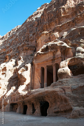 Parco Archeologico di Petra, Beida, 02/10/2013: Triclinium a Beida, la piccola Petra, nota come Siq al-Barid, sito archeologico nabateo con edifici scavati nelle pareti dei canyon di arenaria