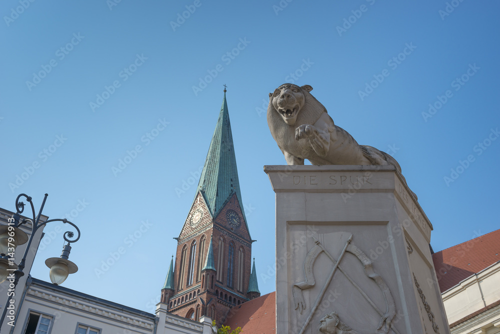 Obraz premium Altstädtischer Markt, Schwerin, Löwendenkmal und Schweriner Dom, Mecklenburg-Vorpommern, Deutschland, Europa 