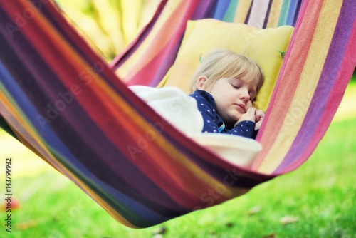 Obraz na płótnie Child sleep in hammock. w salonie