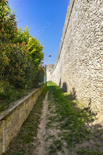 A village with a completely preserved wall from the Middle Ages which still leads around the entire village. © Peer Marlow