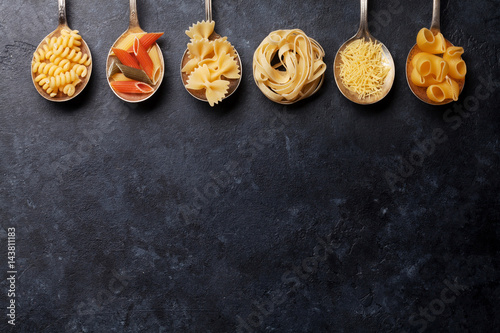 Obraz na plátne Various pasta on spoons