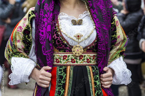 MURAVERA, ITALIA - APRILE 2, 2017: 45^ Sagra degli agrumi - dettaglio di un costume tradizionale sardo - Sardegna