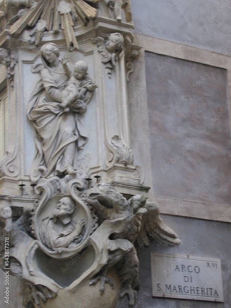 Nicchia religiosa barocca della Madonna con Gesù bambino a Roma in Italia.
