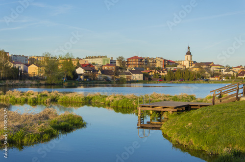 Kładka nad zalewem na tle miasta, Lipsko, Polska