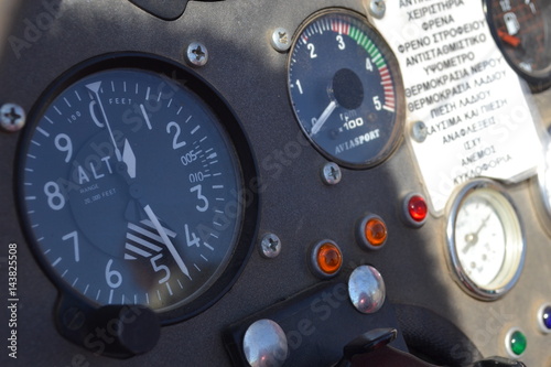airplane speedometer dashboard