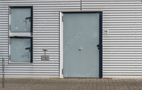 Stahltür einer Lagerhalle