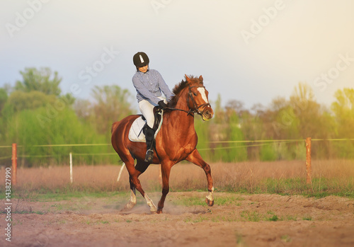 Dziewczyna dżokej na koniu