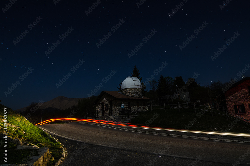 Osservatorio Astronomico con scie auto e cielo stellato Stock Photo