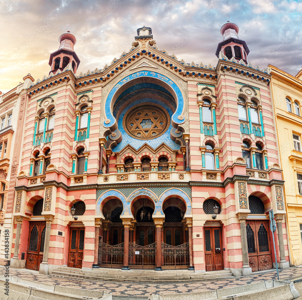 Obraz premium Jerusalem Synagogue colorful facade panorama at sunset in Prague, Czech Republic
