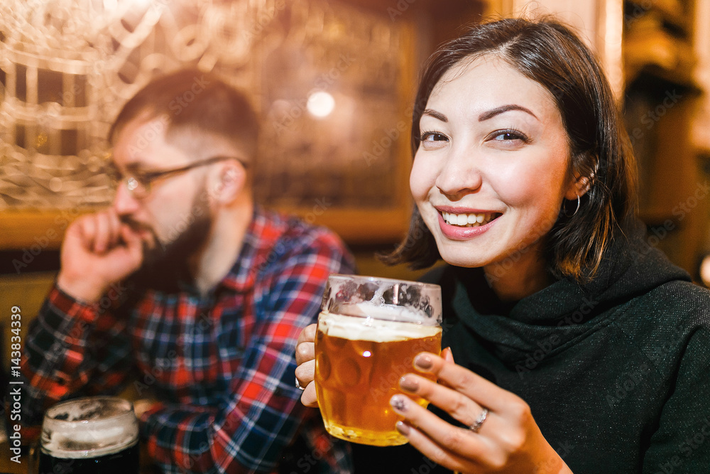 Φωτογραφία A woman and her friends try freshly brewed authentic Czech beer in a tavern in P