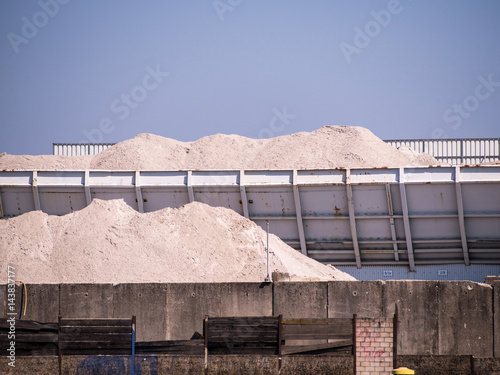 Sandschütte im Hafen