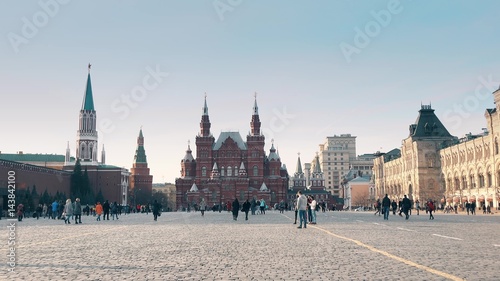 Canvas Print Tourists walking on the Red Square near the Kremlin and GUM department store