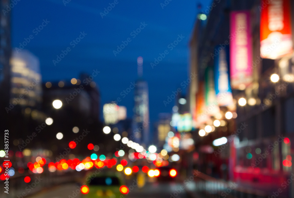 Obraz premium Niewyraźne noc światła Manhattan Street w Nowym Jorku, NYC