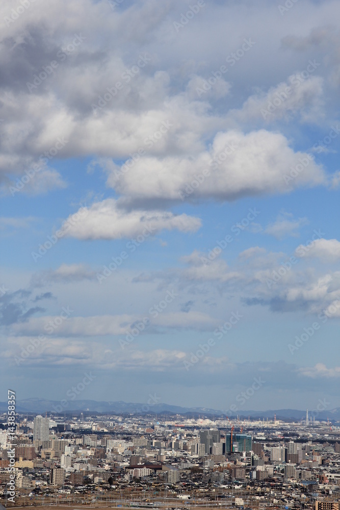 青空と雲の下の市街地(宮城県)
