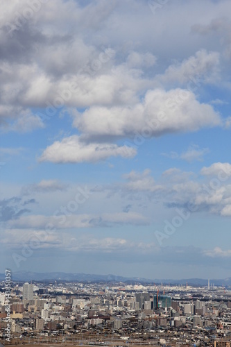 青空と雲の下の市街地(宮城県)