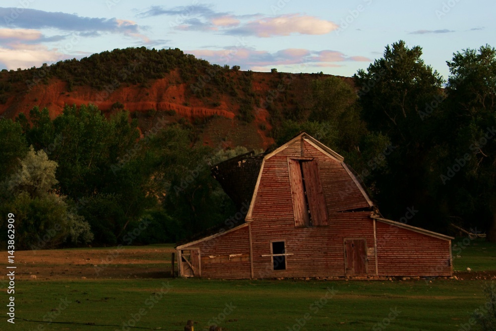 Obraz premium Barn Falling Down