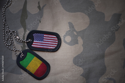 Foto army blank, dog tag with flag of united states of america and mali on the khaki texture background